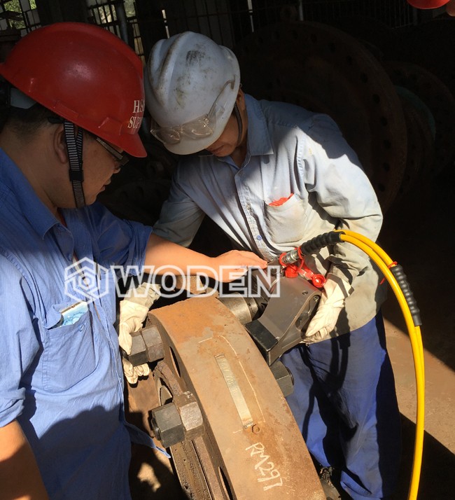 杏盛技术员指导用户正确使用液压扳手 杏盛技术员指导用户正确使用液压扳手