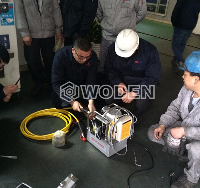 杏盛技术员现场检查泵站接口处是否有泄漏 杏盛技术员现场检查泵站接口处是否有泄漏