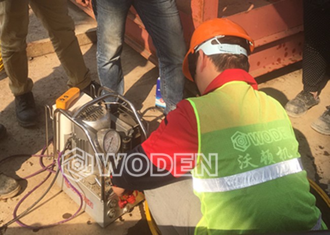 杏盛技术员正在检查液压扳手泵站 杏盛技术员正在检查液压扳手泵站