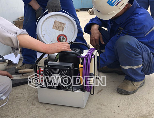 用户正在更换液压油 用户正在更换液压油