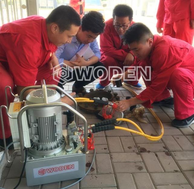 杏盛技术员使用液压扳手进行同步预紧 杏盛技术员使用液压扳手进行同步预紧